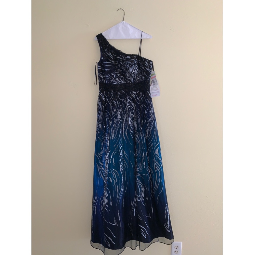 Black and blue ombré gown.